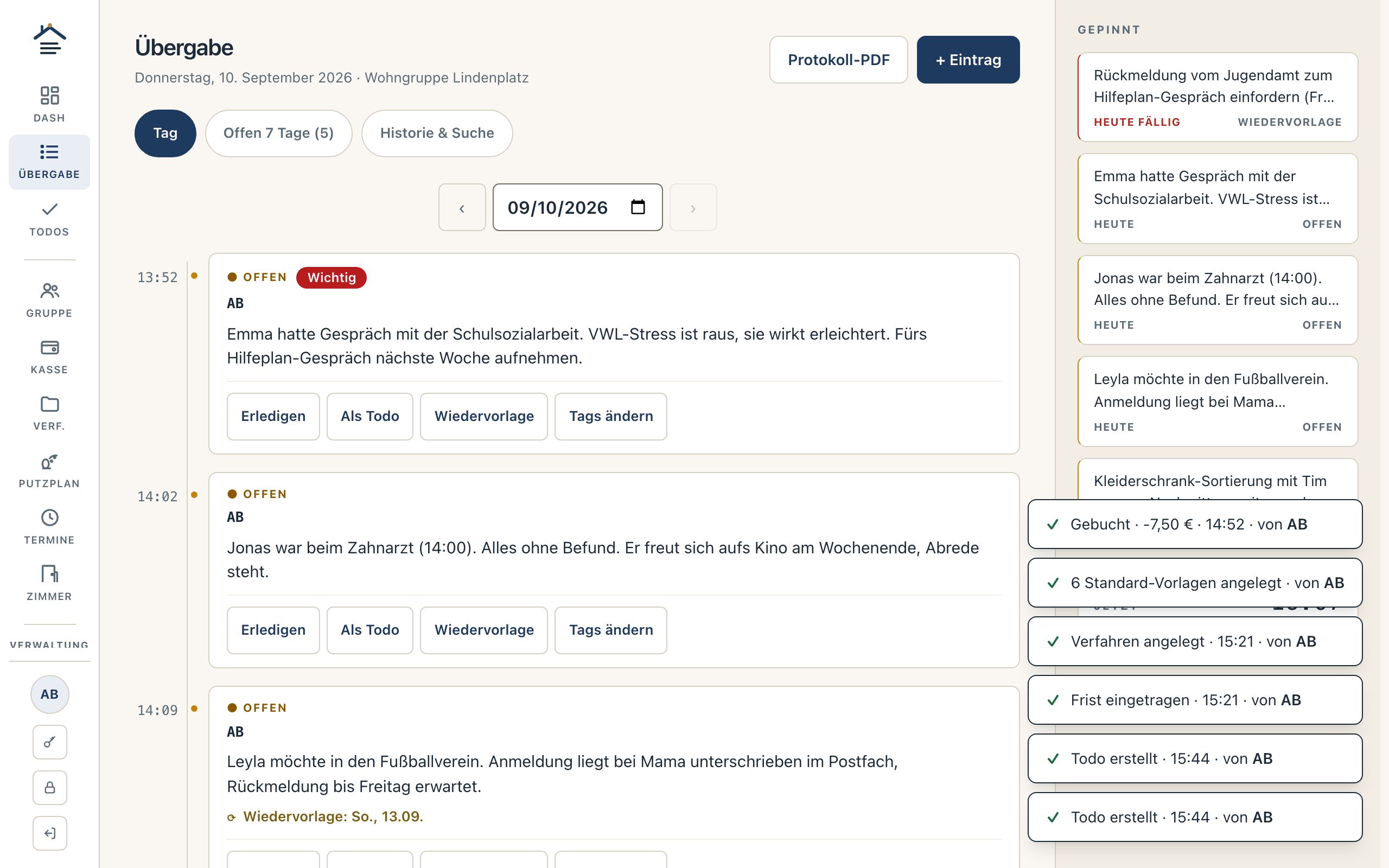 Übergabe-Seite der Gruppenzentrale: Einträge der laufenden Schicht mit Wichtig-Markierung, rechts die gepinnte Spalte mit fälligen Wiedervorlagen und offenen Punkten